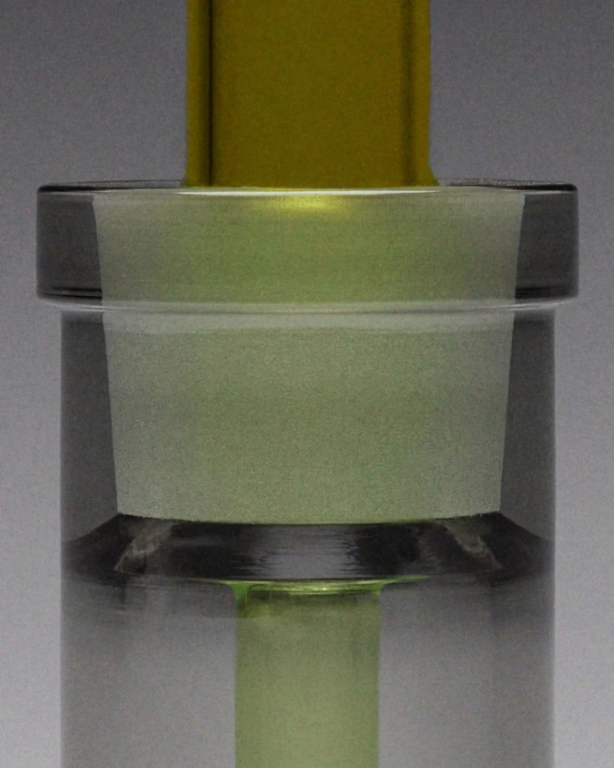 Close-up of the pale green scented glycerine shell surrounding the ARPA Piel 04 bottle