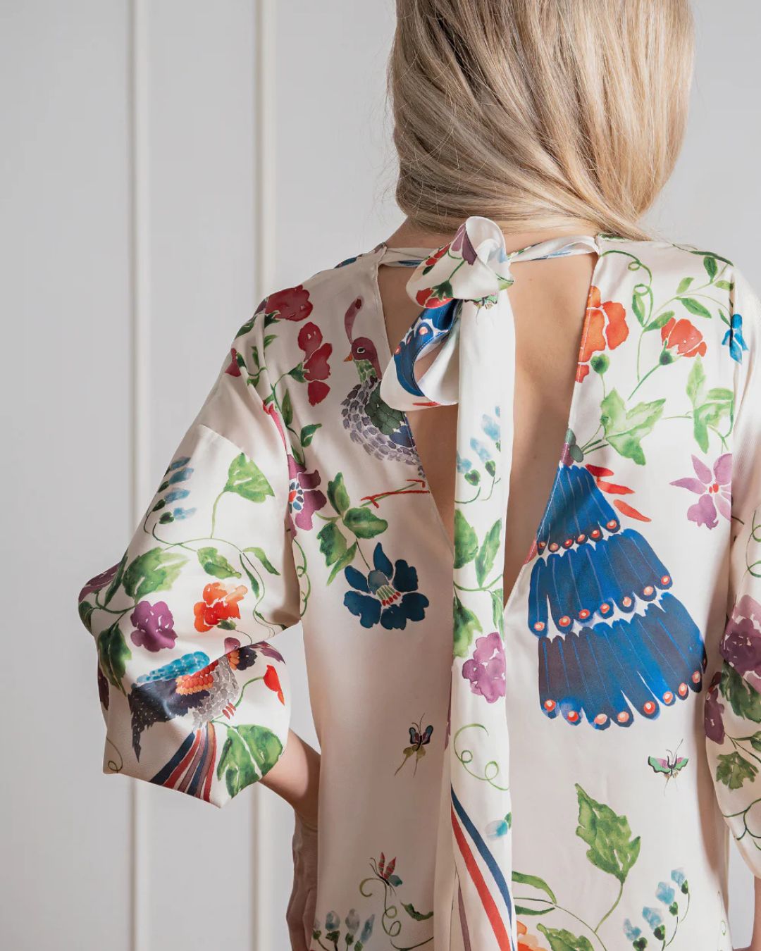 Beatriz de la Cámara Printed Maxi Kaftan open back bow and criss-cross sleeve tie detail, Experience 27