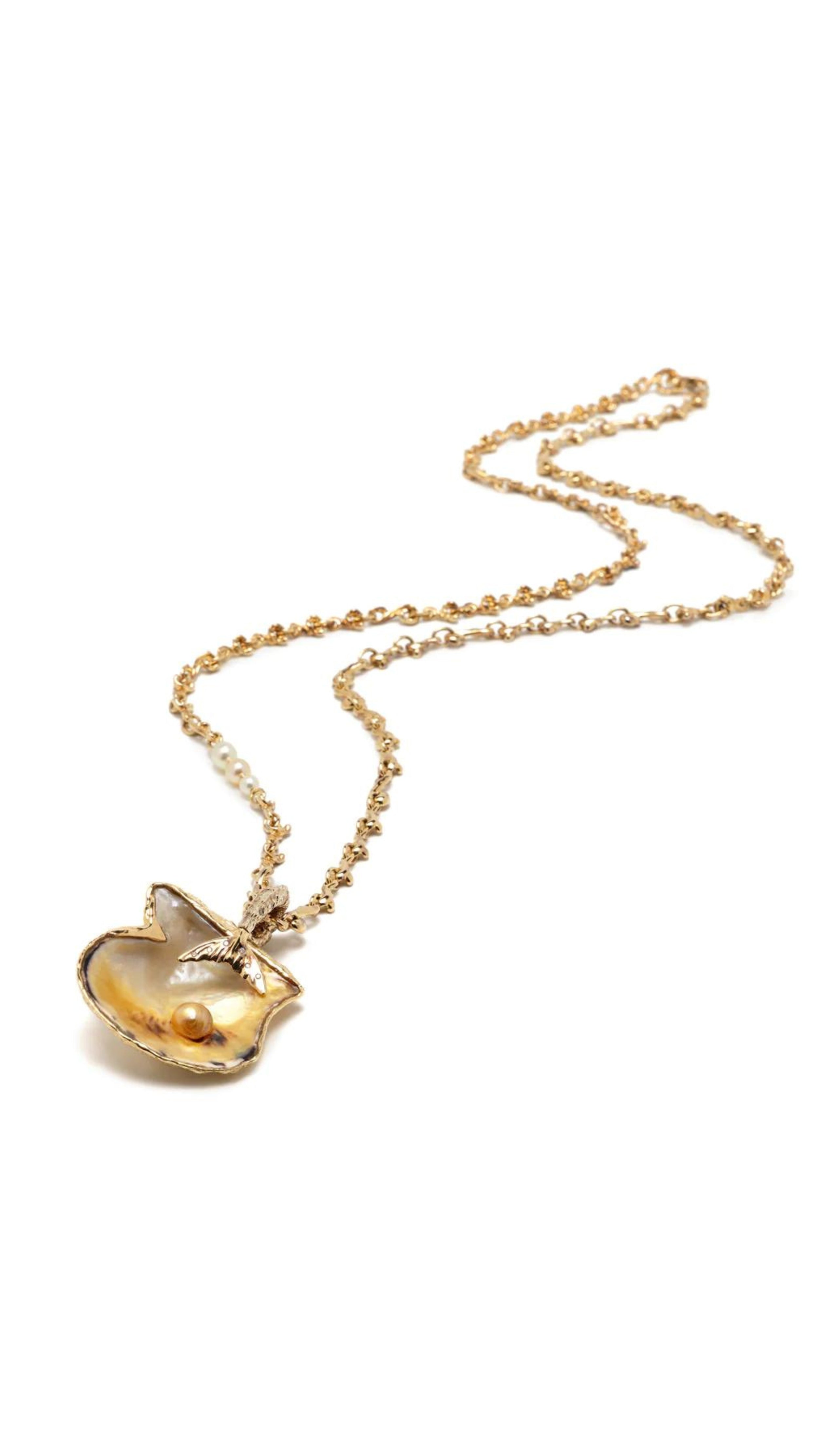 Bibi van der Velden Lagoon Shell Pendant with Wave Chain. 18k yellow gold shell shaped pendant showcases an iridescent pipe pearl for a shimmering effect. With a white diamond and a cream pearl on the interior and a wave chain crafted from 18k yellow gold.