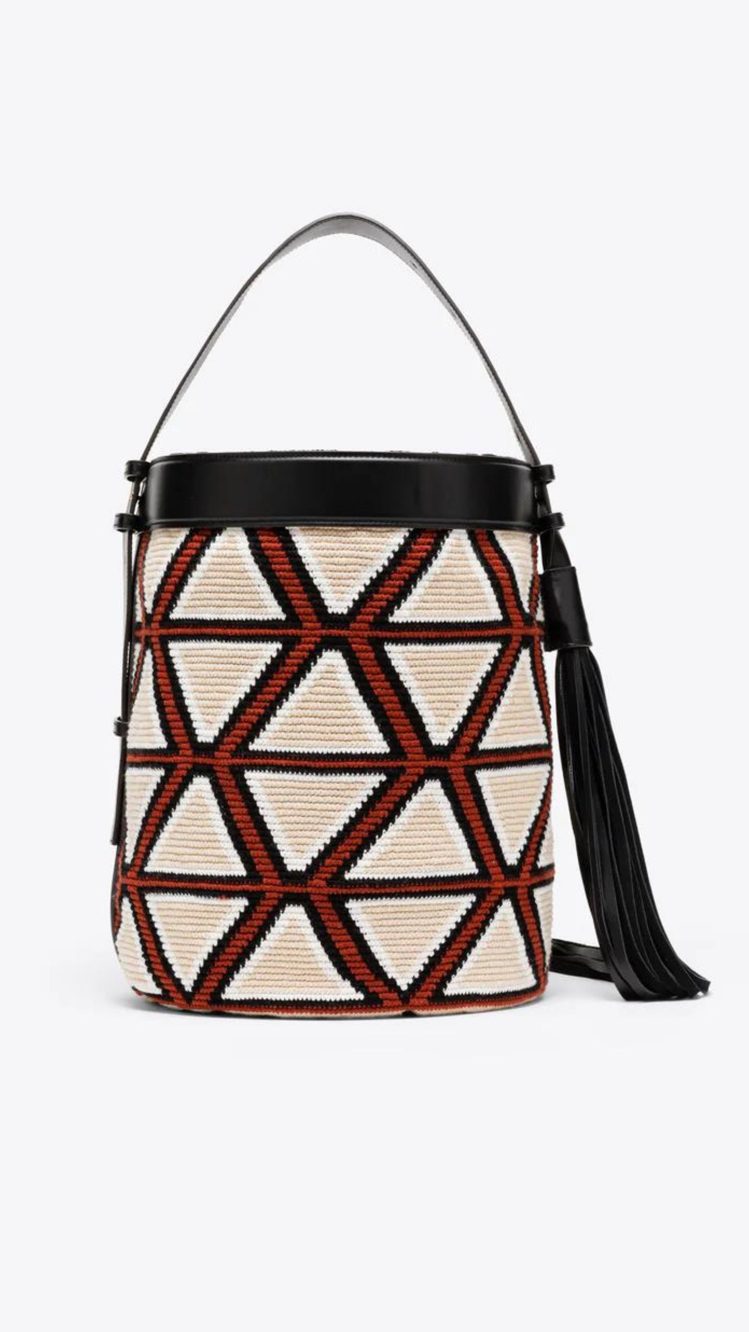 AZ Factory Colville Molly Molloy Lucinda Chambers, WOVEN CABRAS BAG  The Cabras Bag is woven in Wayuu Colombian and finished with Italian leather craftsmanship. Its ecru and burgundy diamond pattern is enhanced with black leather trim and a long black tassel. Front view.
