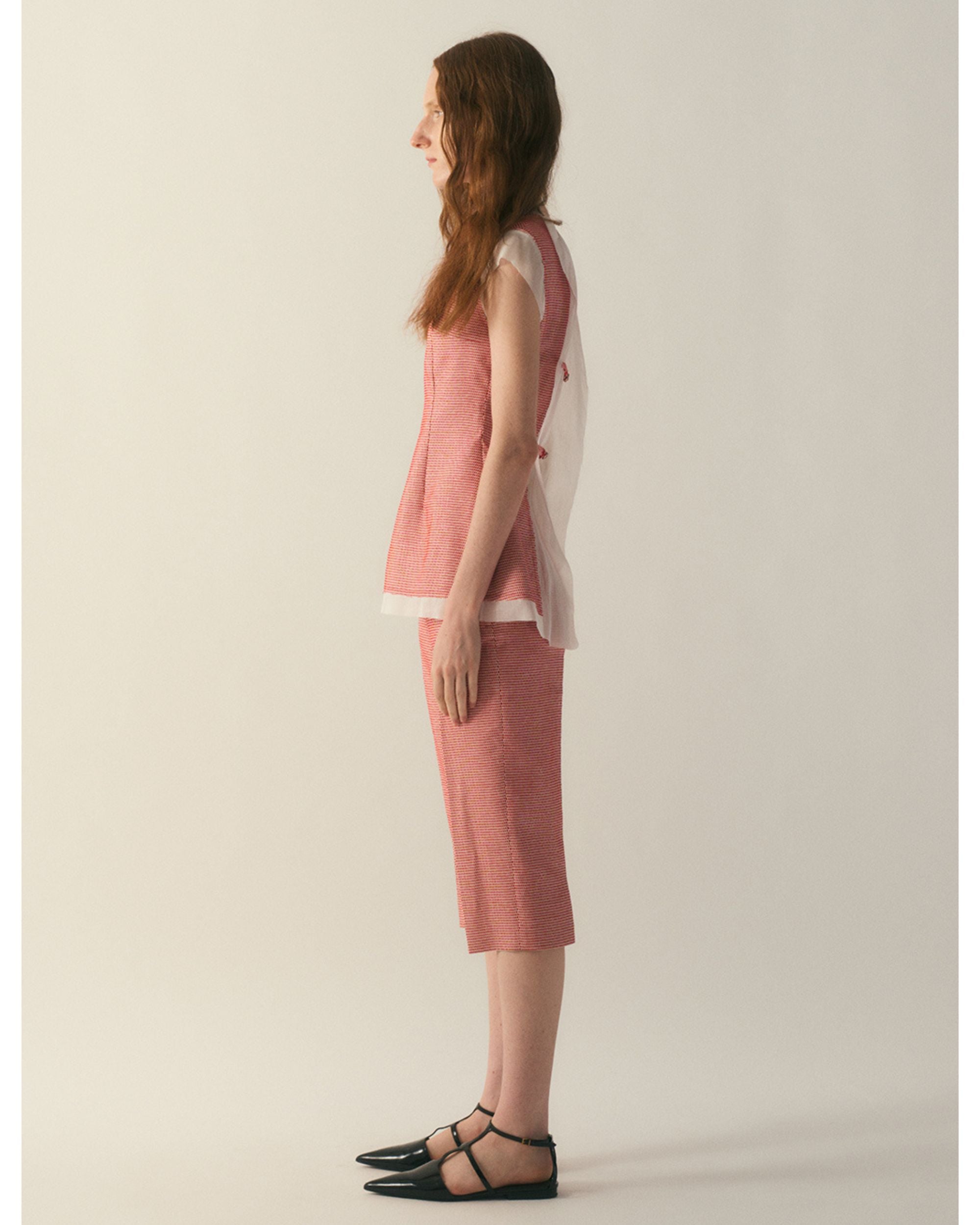 Side view showing structured silhouette
