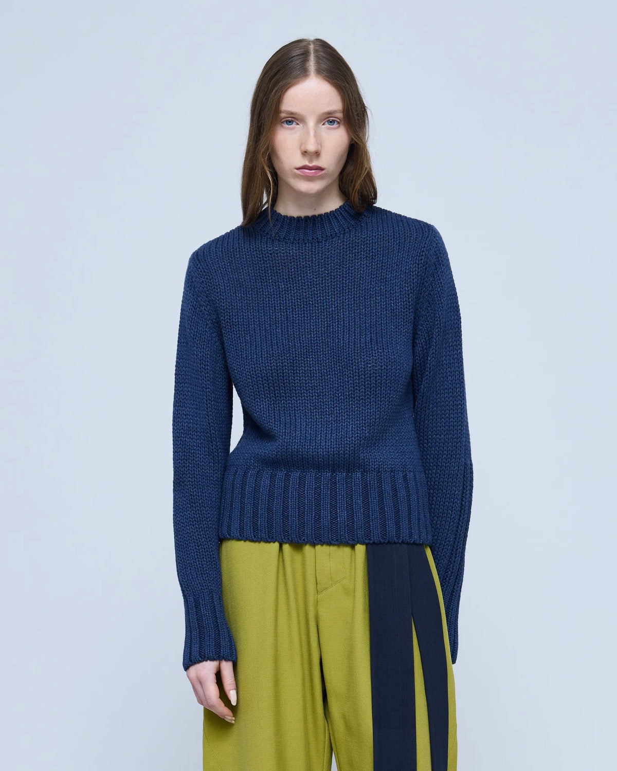 Full-length view of the MARTAN Floyd Sweater in anthracite blue, styled with lime trousers