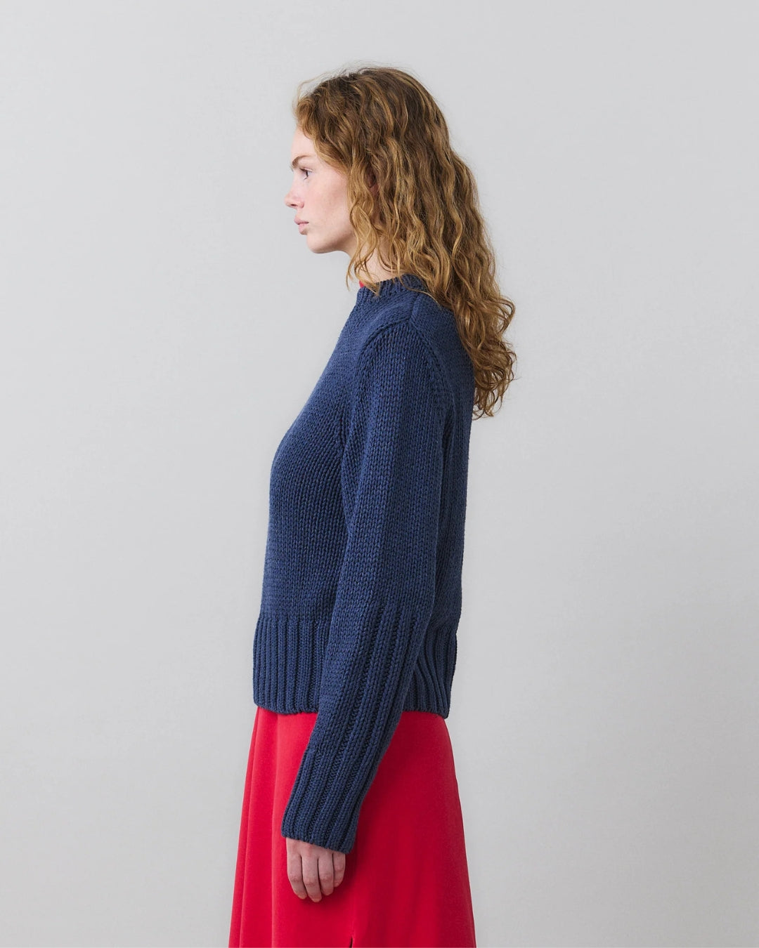 MARTAN Floyd Sweater anthracite blue, side view showing cropped silhouette