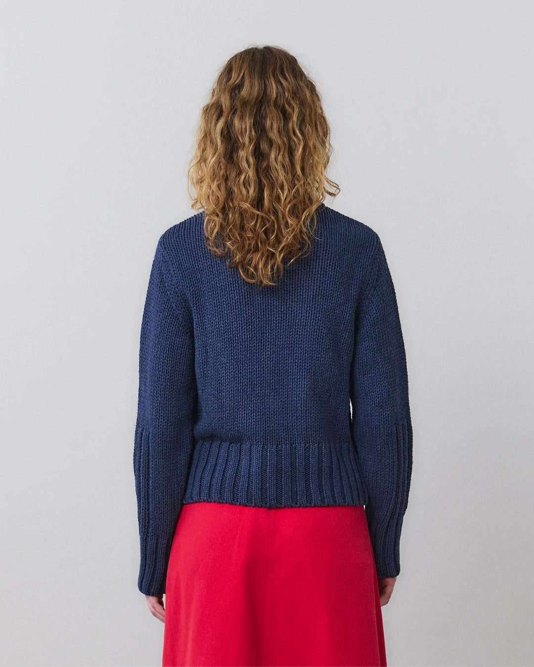MARTAN Floyd Sweater anthracite blue, back view showing full knit structure and ribbed hem