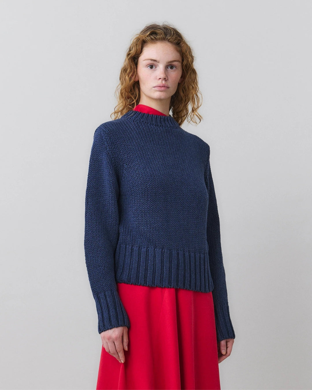 MARTAN Floyd Sweater anthracite blue, three-quarter view showing fit and colour