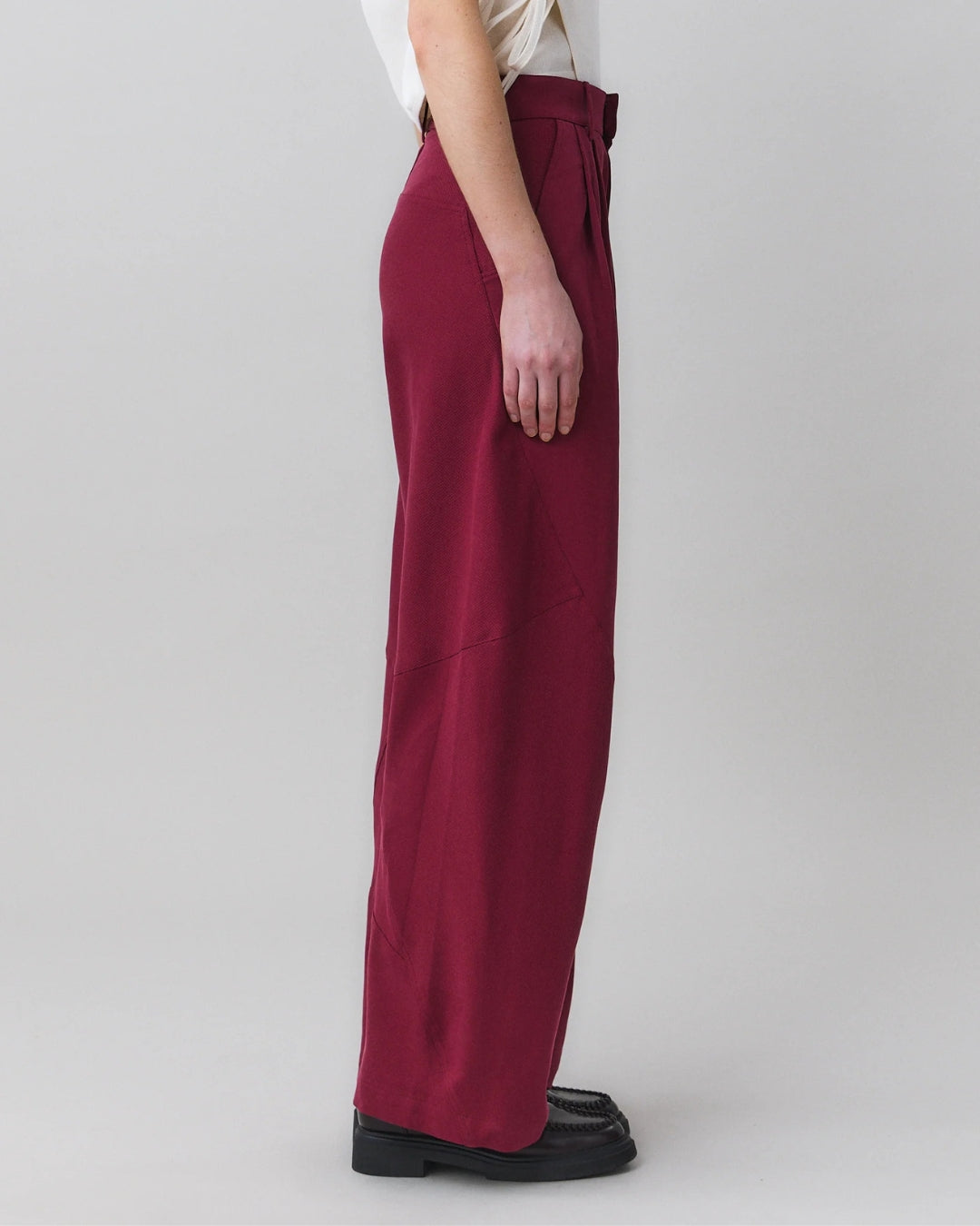 MARTAN Jo Trousers, side view showing full leg length and panel seam detail
Image 4 (model, back): M