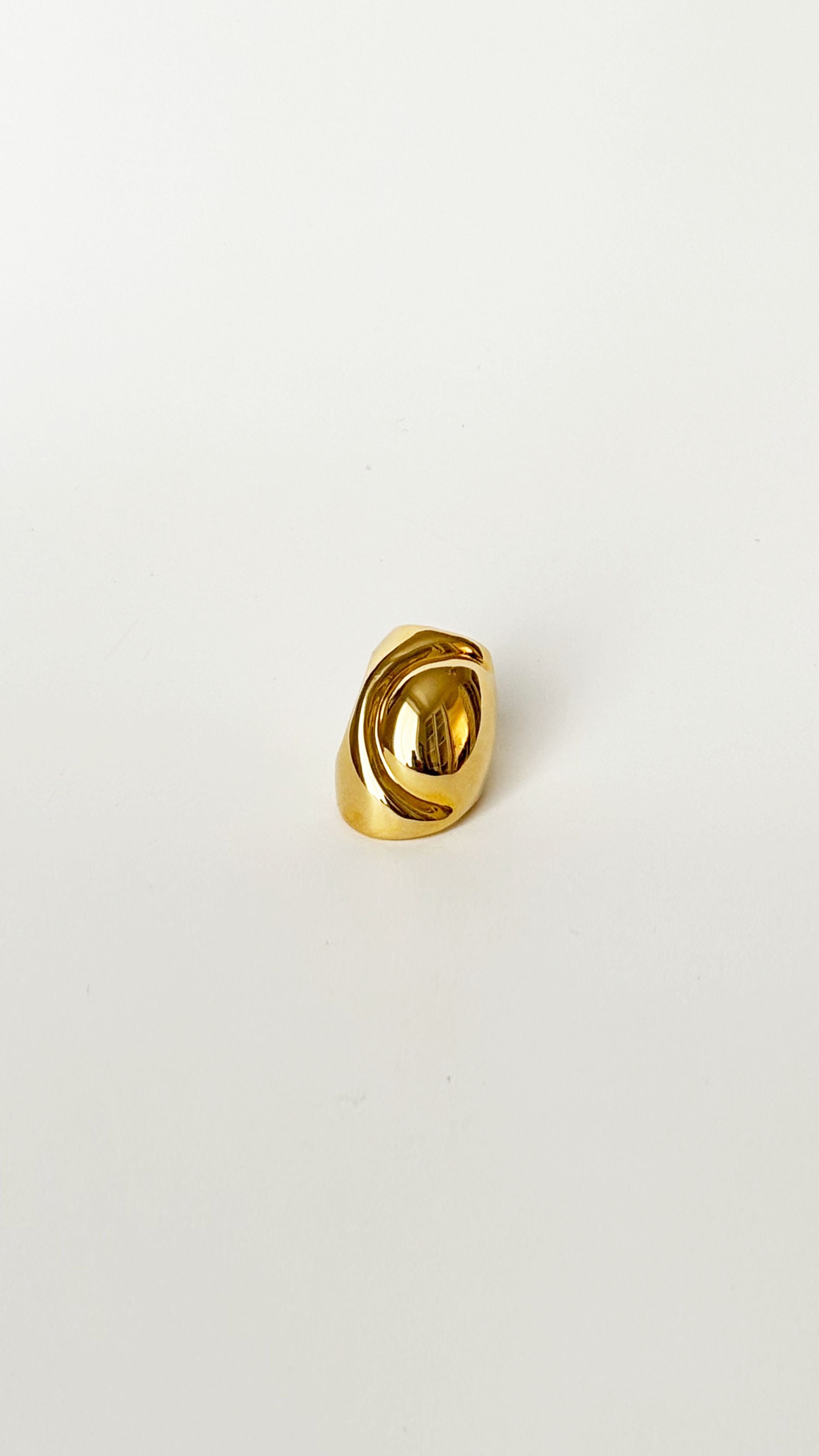 Monica Sordo Cubagua Earcuff Large. Handmade in Peru, sustainable jewelry. Photo of the 24K gold plated ear cuff from the front.