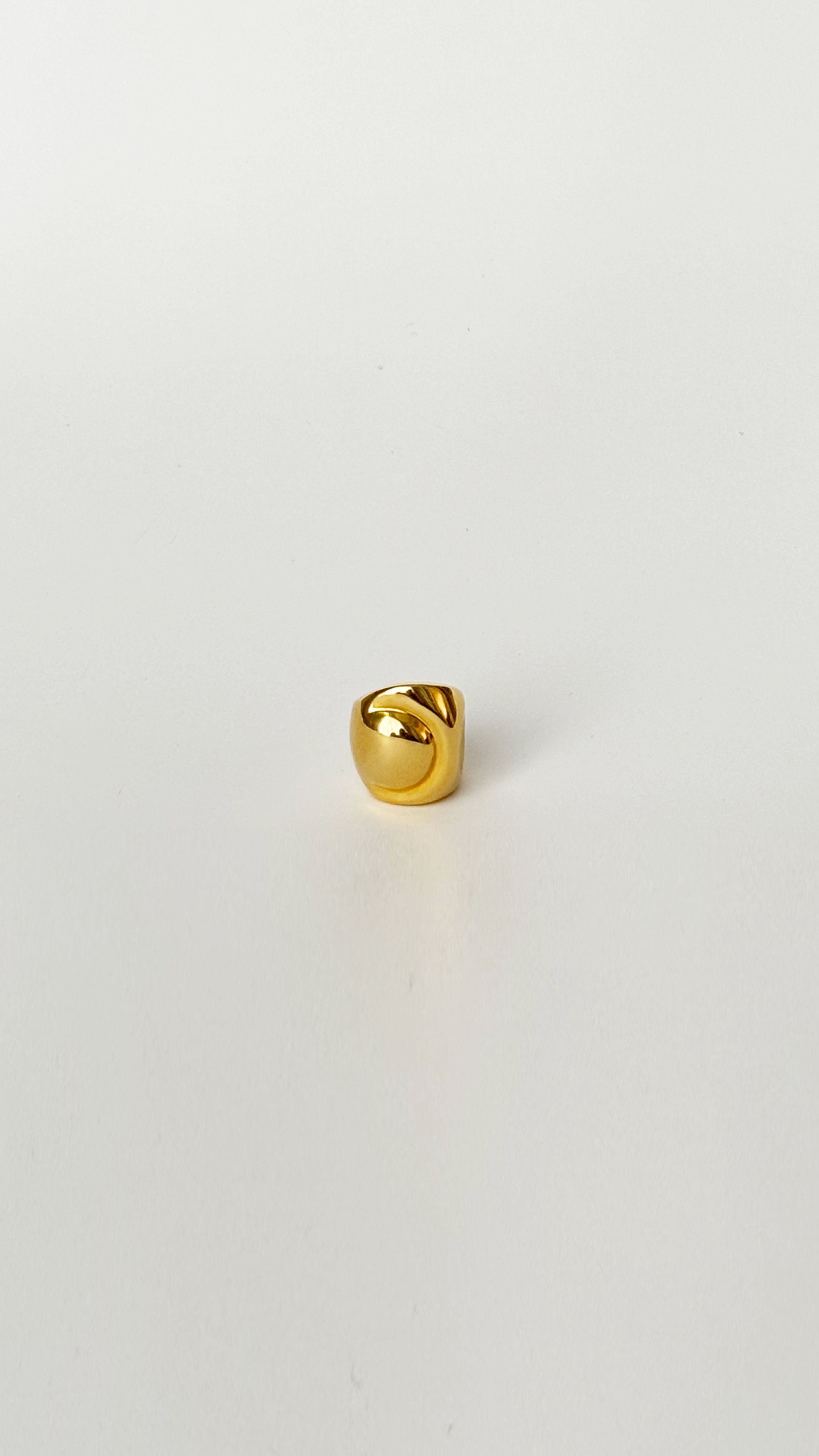 Monica Sordo Cubagua Earcuff Small. Handmade in Peru, sustainable jewelry. Photo of the 24K gold plated ear cuff from the front.