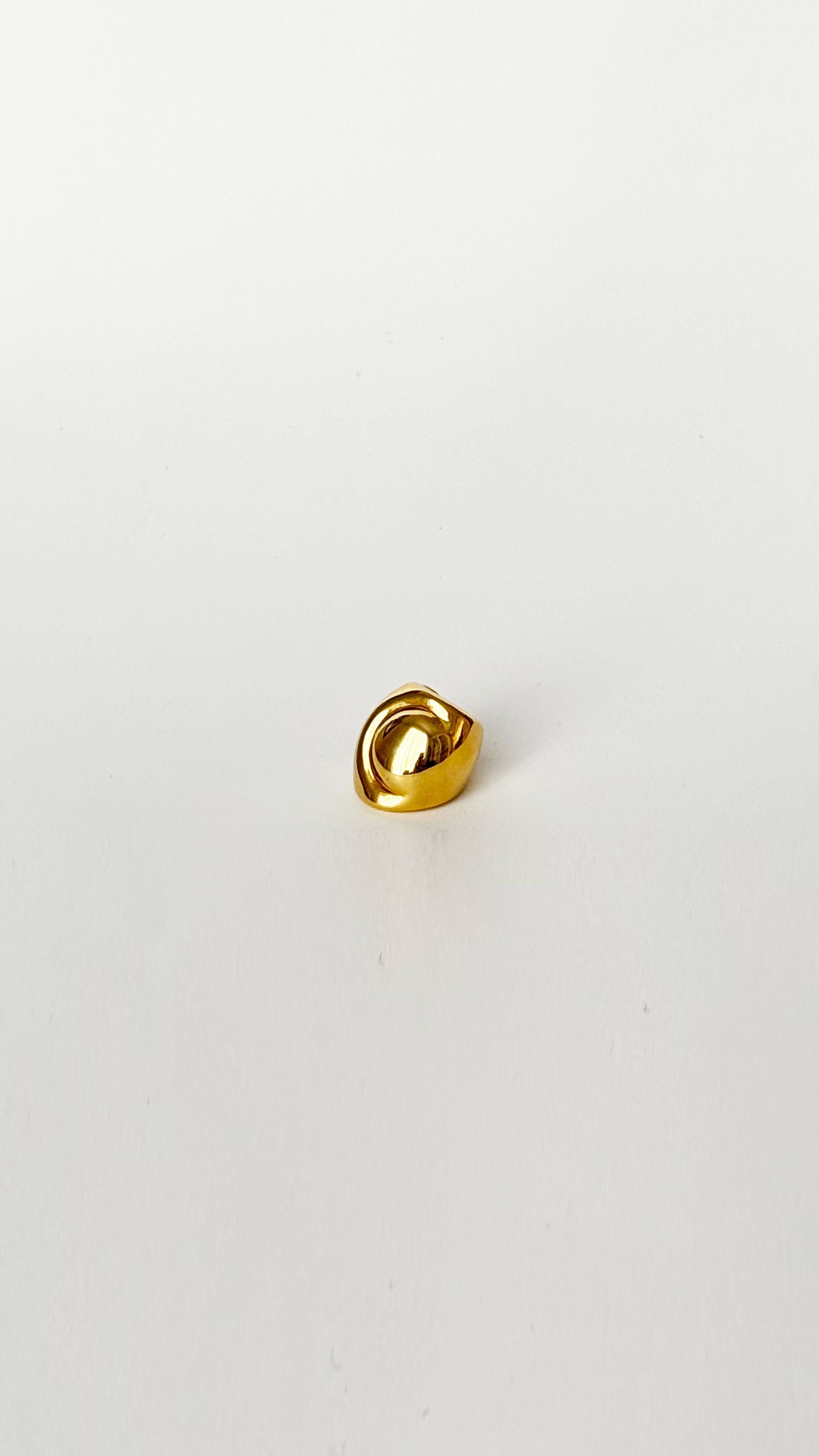 Monica Sordo Cubagua Earcuff Small. Handmade in Peru, sustainable jewelry. Photo of the 24K gold plated ear cuff from the front.