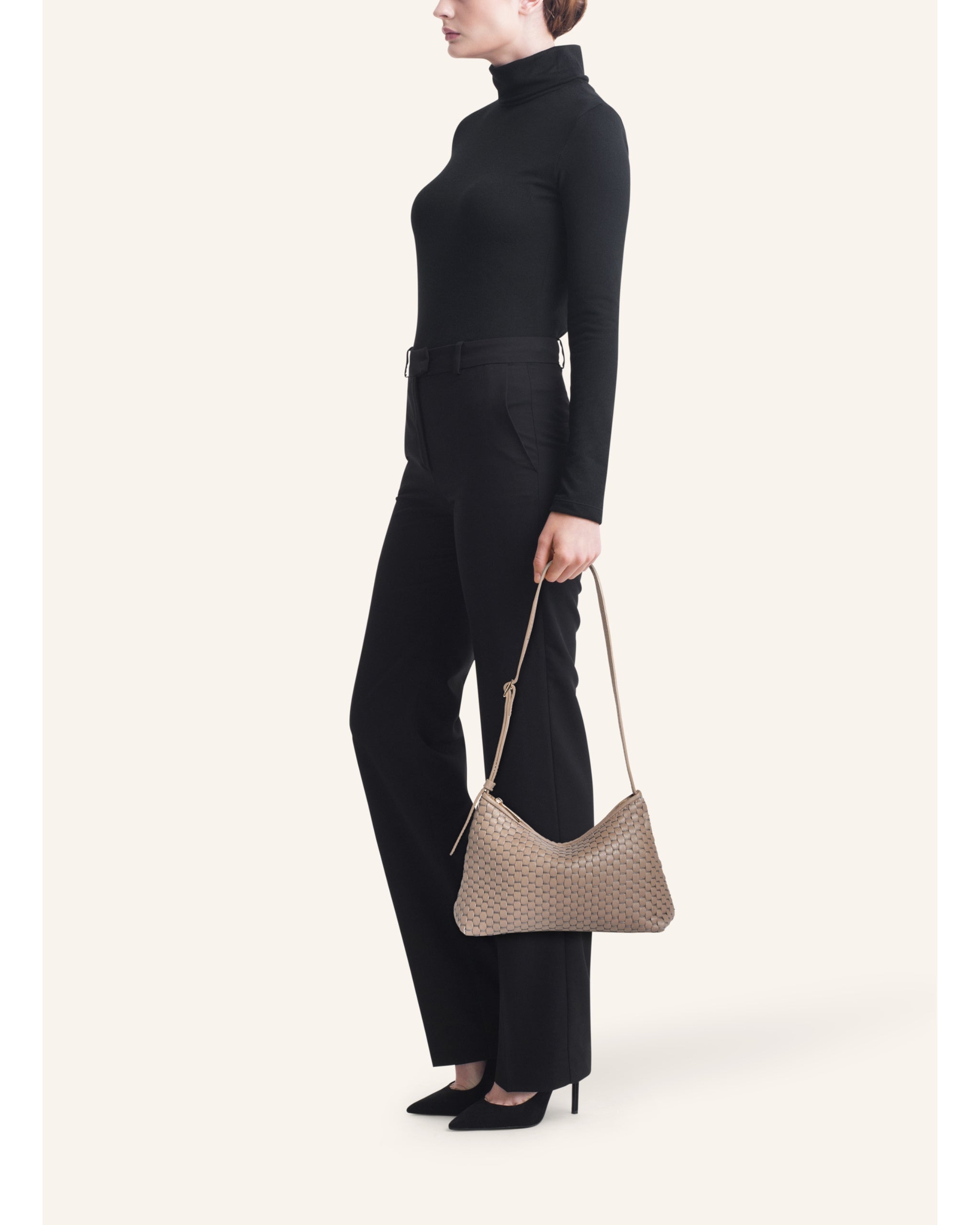 Model carrying the Parise ‘81’ Baguette Bag in Acacia on the shoulder, showing size, proportion, and refined minimal design.